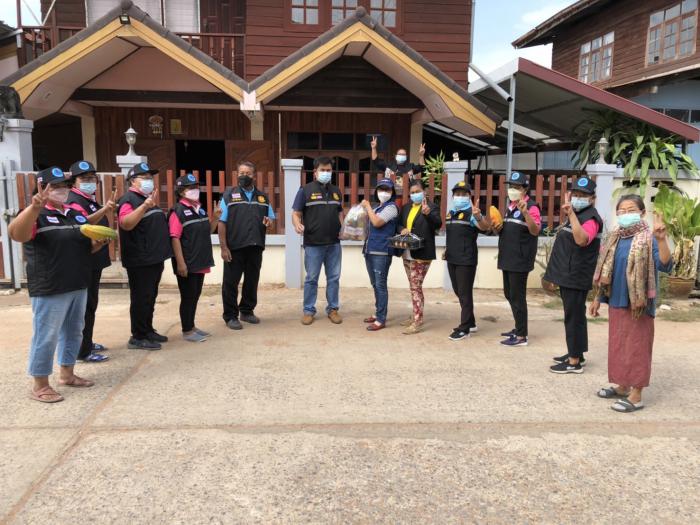 วันนี้ 5 กุมภาพันธ์ 2565 ท่านนายกดาหวัน ทะสา ร่วมกับผู้ใหญ่บ้าน คณะผู้ช่วยผู้ใหญ่บ้าน ส.อบต. และอสม. บ้านโจดหมู่ที่ 9 ร่วมกันมอบถุงยังชีพให้ผู้กักตัวโควิดเพื่อใช้บริโภคต่อไป