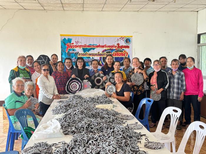 โครงการอบรมและส่งเสริมอาชีพในชุมชน หมู่ที่ ๑๒ หลักสูตร การทำพรมเช็ดเท้า