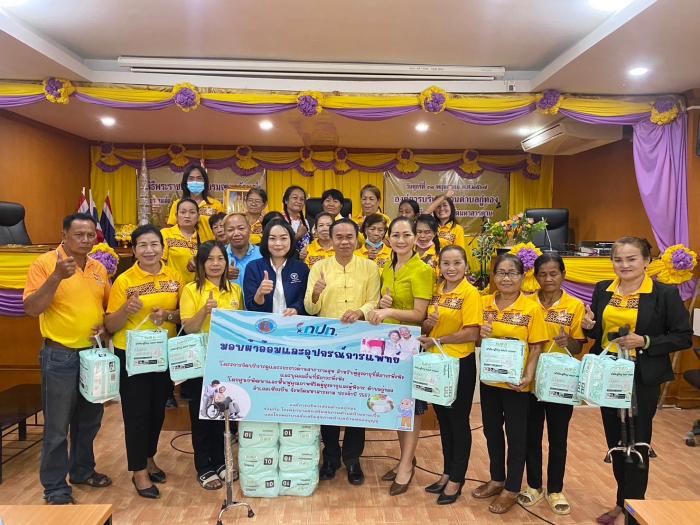 มอบผ้าอ้อมและอุปกรณ์การแพทย์  ให้แก่ผู้สูงอายุที่มีภาวะพึ่งพิงและบุคคลที่มีภาวะพึ่งพิง (Long Term Care : LTC) ในเขตพื้นที่ตำบลกู่ทอง ภายใต้โครงการจัดบริการดูแลระยะยาวด้านสาธารณสุขสำหรับผู้สูงอายุที่มีภาวะพึ่งพิงและบุคคลอื่นที่มีภาวะพึ่งพิง โดยศูนย์พัฒนาแล