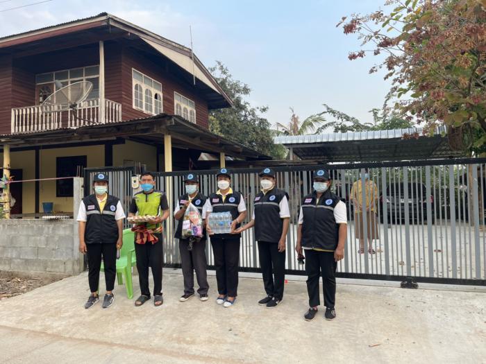 องค์การบริหารส่วนตำบลกู่ทอง พร้อมด้วย อสม. และส.อบต.ม.13 มอบถุงยังชีพอุปโภคบริโภคแก่ผู้มีผลกระทบจากสถานการณ์ระบาดของโรคติดเชื้อไวรัสโคโรนา 2019 จำนวน 1 ถุง